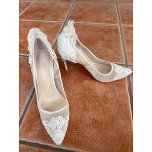 Imagine Vince Camuto White Lace Pointed Toe‎ Pumps Heels Sz 9M Wedding Bridal